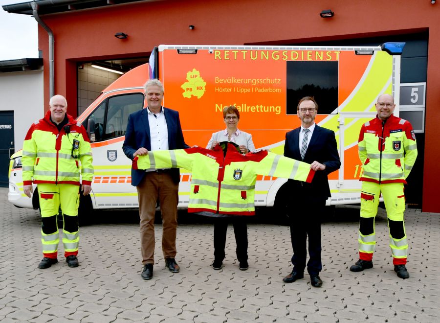 Thomas Rüther (Rettungswache Bad Driburg,v. l.), André Brandt (Ordnungsdezernent Kreis Paderborn), Sabine Beine (Verwaltungsvorstand Kreis Lippe), Matthias Kämpfer (Fachbereichsleiter Öffentliche Sicherheit Kreis Höxter) und Dirk Brinkmann (Rettungswache Bad Salzuflen) präsentieren die neue Schutzkleidung. © Foto Kreis Höxter